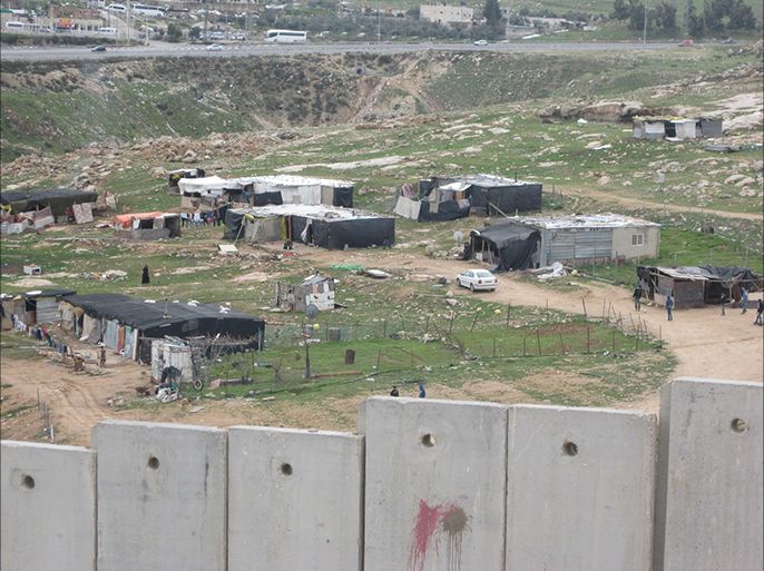 قرية " راس شحادة " البدوية محاصرة بالجدران ومهددة بالترحيل