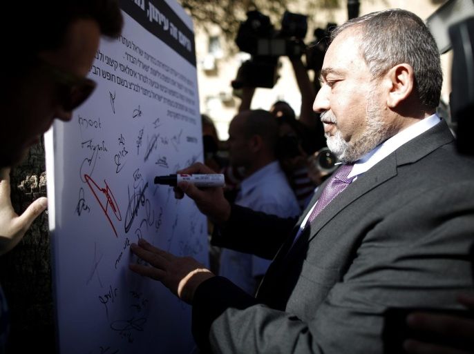 Israeli Foreign Minister Avigdor Lieberman (C) signs a petition during a demonstation led by Israel Betynu party called to spread the magazine in Israel as they trying to distribute the newspaper to people in Tel Aviv, Israel, 05 February 2015. Steimatzky Books chain network decided not distribute the magazine Charlie Hebdo across the country.