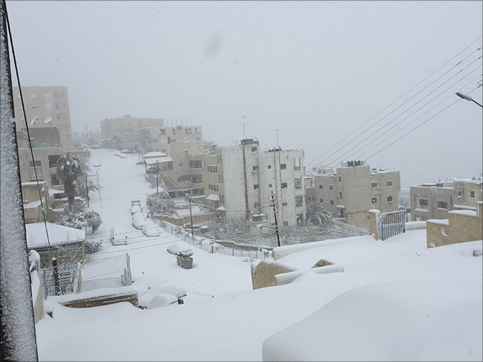 ‪العاصمة الأردنية شهدت تراكما كثيفا للثلوج بسبب العاصفة الثلجية التي ضربت المنطقة‬ (الجزيرة نت)