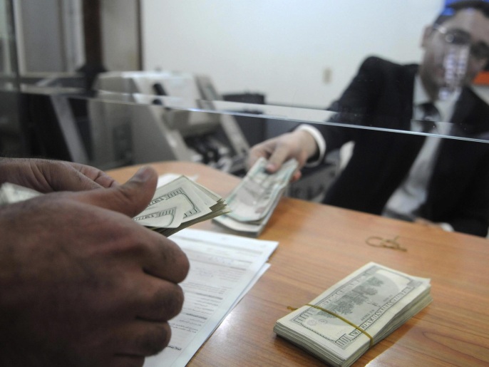 المستوردون بمصر اشتكوا من شح السيولة الدولارية نتيجة قرار البنك المركزي (رويترز)