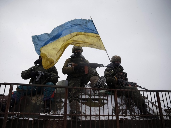 ‪جنود من الجيش الأوكراني على مقربة من بلدة ديبالتسيف‬  (رويترز)