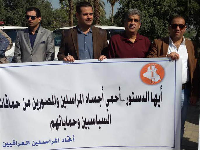 صحفيون يتظاهرون في ساحة التحرير ضد الاعتداء على زملائهم (الجزيرة)