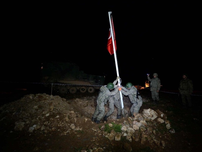 ‪الجنود ينقلون الرفات ويفجرون الضريح‬ (غيتي)