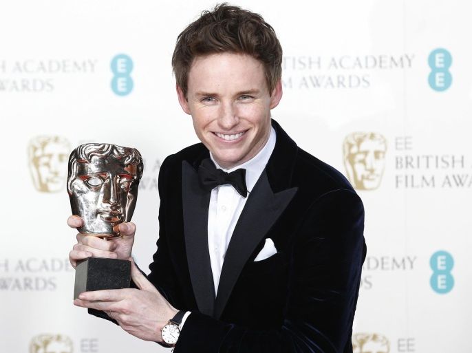 Eddie Redmayne poses after receiving the award for best leading actor for "The Theory of Everything" at the British Academy of Film and Arts (BAFTA) awards ceremony at the Royal Opera House in London February 8, 2015. REUTERS/Suzanne Plunkett (BRITAIN - Tags: ENTERTAINMENT)