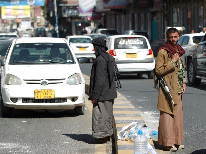 Members of the Shiite Huthi movement man a checkpoint near the presidential palace in the capital, Sanaa, on January 21, 2015 after they seized control of Yemen's presidential palace and attacked President Abdrabuh Mansur Hadi's residence the previous day in what officials said was a bid to overthrow the government, drawing condemnation from the UN Security Council. The Huthis have abducted Hadi's chief of staff, Ahmed Awad bin Mubarak, a southerner, and have encircled the residence of Prime Minister Khalid Bahah since January 19, in a push to extract changes to a draft constitution opposed by the militia. AFP PHOTO / MOHAMMED HUWAIS