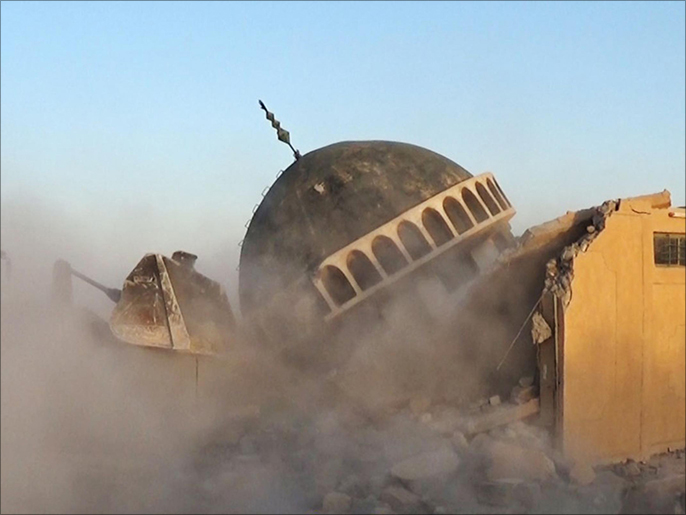 ‪مزار أحمد الرفاعي في تلعفر هدمه تنظيم الدولة الإسلامية‬ (أسوشيتد برس)