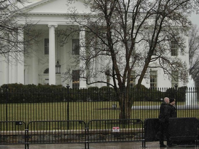 Uniformed U.S. Secret Service officers are pictured on the north side of the White House in Washington January 26, 2015. The U.S. Secret Service recovered a small drone known as a "quad copter" on the south east grounds of the White House early on Monday, but there was no immediate danger from the incident, the White House said. REUTERS/Gary Cameron (UNITED STATES - Tags: POLITICS)