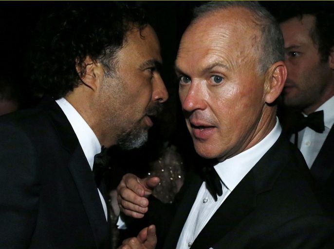 Mexican Director Alejandro G. Inarritu winner of three Oscars for for his film "Birdman" speaks with the film's star Michael Keaton at the Governors Ball at the 87th Academy Awards in Hollywood, California February 22, 2015 REUTERS/Mario Anzuoni (UNITED STATES - Tags: ENTERTAINMENT) (OSCARS-PARTIES)
