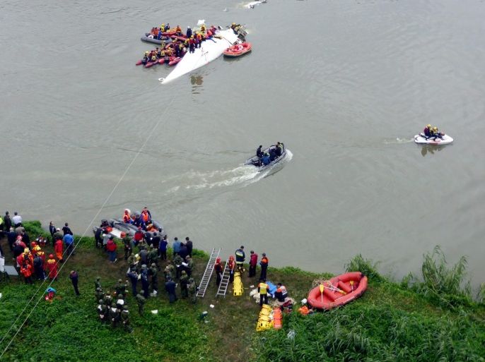 Rescuers search for passenger and crew members of a TransAsia Airways passenger plane which crashed into the Keelung River in Taipei, Taiwan, 04 February 2015. At least 23 people were killed when a passenger plane with 58 people on board crashed into a river after hitting a bridge in the Taiwanese capital. Several people were still unaccounted for. The twin-engine ATR 72 turboprop crashed shortly after takeoff from Taipei's Songshan Airport, en route to Kinmen Island, with 53 passengers and five crew, state-run Central News Agency reported.
