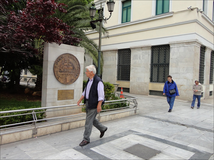 ‪نصب عملة الدراخما بأثينا حيث تخيم شكوك‬ ومخاوف من عودة البلاد إلى الدراخما وترك حزمة اليورو (الجزيرة نت)