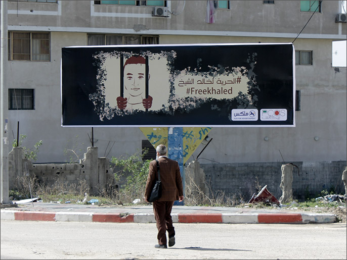 ‪الحملة الإلكترونية رافقها ملصقات في الشوارع‬ الحملة الإلكترونية رافقها ملصقات في الشوارع (الجزيرة)