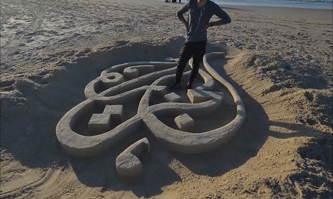 فنان يرسم أحلام شعبه على شاطئ غزة