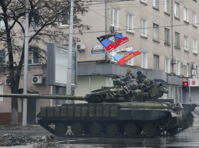 Pro-Russian separatists ride on a tank in Donetsk, eastern Ukraine, February 1, 2015. REUTERS/Maxim Shemetov (UKRAINE - Tags: MILITARY POLITICS CIVIL UNREST CONFLICT TPX IMAGES OF THE DAY)