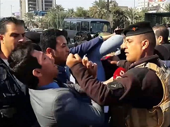 مشادة كلامية تطورت إلى عراك بالأيدي بين صحفييـن وقوات من الأمن العراقي في بغداد أثناء وقفة احتجاجية
