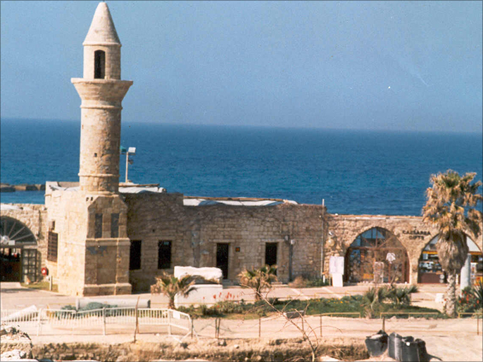 مسجد أموي من الآثار المتبقية في قيسارية التاريخية(الجزيرة)
