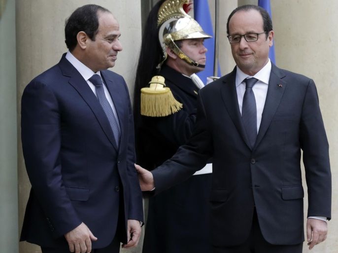 French President Francois Hollande (R) welcomes Egyptian President Abdel Fattah al-Sisi as he arrives at the Elysee Palace in Paris, November 26, 2014. REUTERS/Philippe Wojazer (FRANCE - Tags: POLITICS)