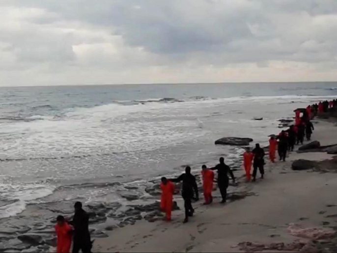 ‪صورة من شريط الفيديو الذي بثه التنظيم لإعدام مصريين بليبيا‬ (رويترز)