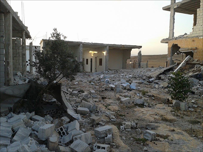 ‪دمار في ريف حماة الجنوبي جراء قصف من مبنى البحوث العلمية بحسب نشطاء‬ (الجزيرة)