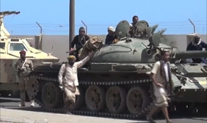 حشود عسكرية موالية للحوثيين تتجه إلى تعز