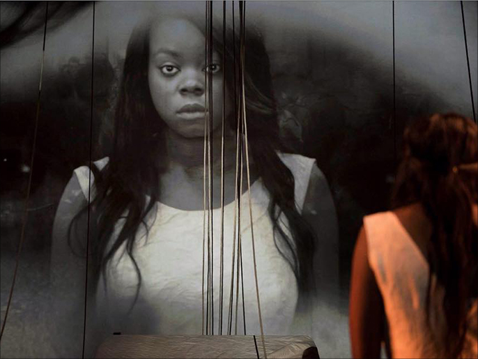 ‪مشهد من مسرحية عطيل تظهر فيه الممثلة جوليا جيلس في دور ديدمونة‬ (الجزيرة)