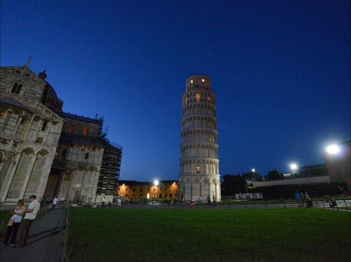 epa03749324 An external view of the illuminated Tower of Pisa in Pisa, Italy, 17 June 2013. The leaning tower is a major attraction in Italy. EPA/FRANCO SILVI