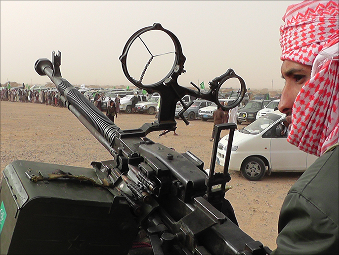 ‪‬ مقاتل من قبائل شبوة في استعداد لمواجهة الحوثيين وقوات المخلوع صالح(الجزيرة)