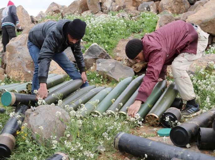 Free Syrian Army fighters prepare shells to be fired towards forces loyal to Syria's President Bashar Al-Assad in Bosra Al-Sham, Daraa province, March 21, 2015 . REUTERS/Wsam Almokdad