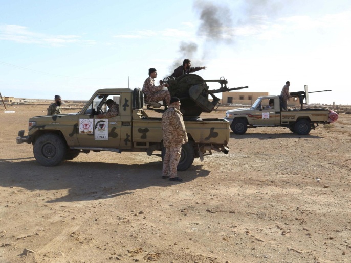 قوات تابعة لحكومة طرابلس خلال معارك سابقة على مشارف ميناء السدرة (رويترز-أرشيف)