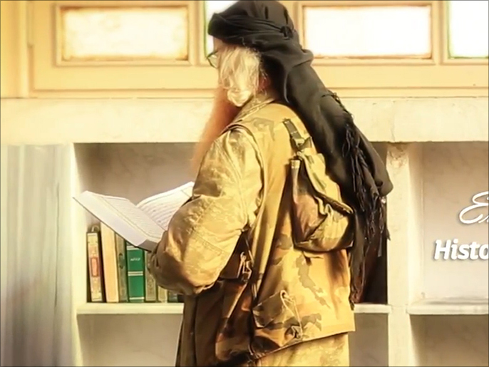 أبو صهيب يقرأ القرآن الكريم خلال أحد مشاهد الفيديو (ناشطون)
