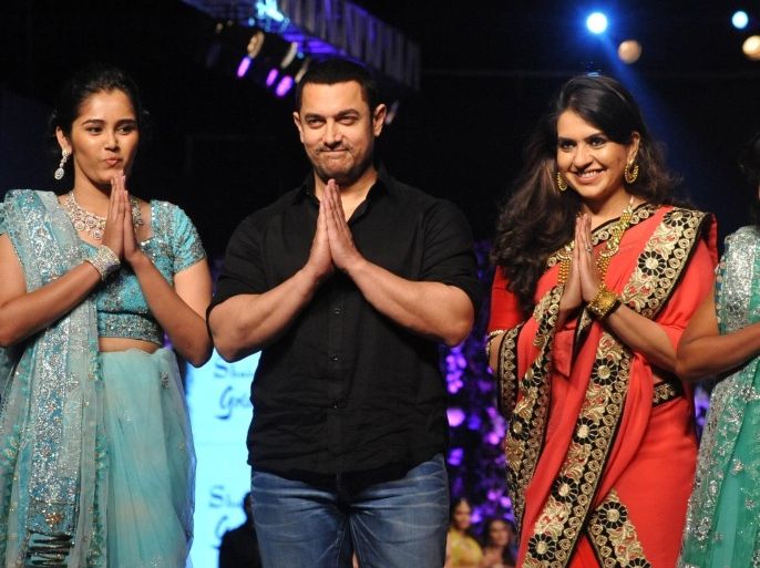 Indian Bollywood Actor Aamir Khan (2L) gestures as he walks with cancer patients during the tenth annual Caring with Style fashion show in association with The Cancer Patients Aid Association in Mumbai late March 1, 2015. AFP PHOTO/STR