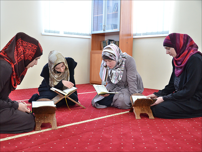 ‪إيمان تعلم القرآن للمسلمات الجدد‬ (الجزيرة)