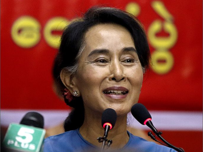 epa04477391 Myanmar opposition leader Aung San Suu Kyi talks to members of the media during the press meeting at the National League for Democracy (NLD) party headquarters in Yangon, Myanmar, 05 November 2014. Suu Kyi is to pay her first official visit to China next month, members of her party said. EPA/NYEIN CHAN NAING