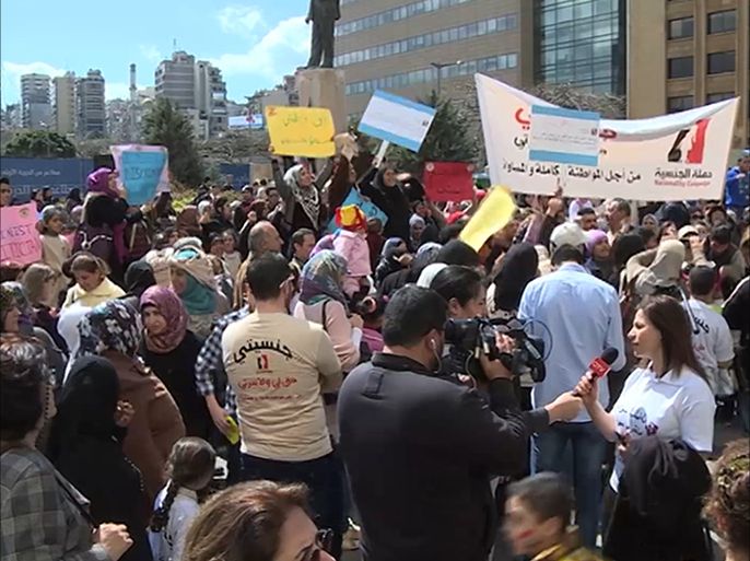 نفذت منظمات المجتمع المدني اعتصاما أمام مقر الحكومة اللبنانية في وسط بيروت للمطالبة بمنح أسرة المرأة اللبنانية المتزوجة من أجنبي حق الجنسية.