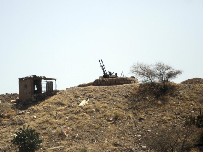 موقع داخل معسكر للقوات اليمنية الخاصة في تعز شمالي عدن (رويترز)