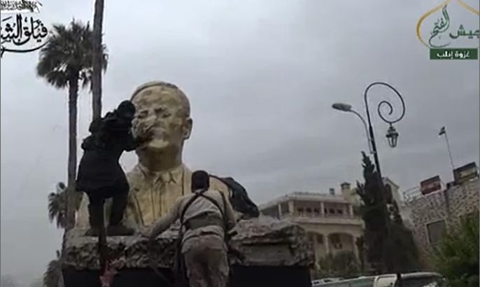 تحطيم نصب حافظ الأسد وسط إدلب