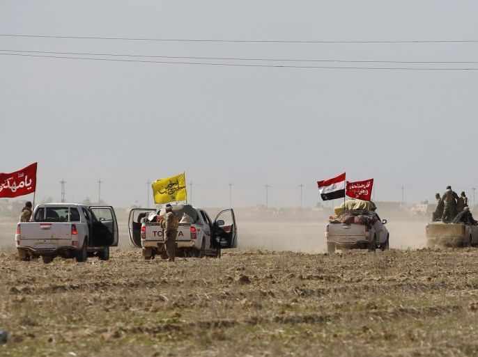 Shi'ite fighters advance into the town of Tal Ksaiba, near the town of al-Alam, March 7, 2015. Iraqi security forces and Shi'ite militia fighters struggled to advance on Saturday into the two towns of al-Alam and al-Dour near Tikrit, their progress slowed by fierce defence from Islamic State militants. REUTERS/Thaier Al-Sudani (IRAQ - Tags: POLITICS CIVIL UNREST CONFLICT)