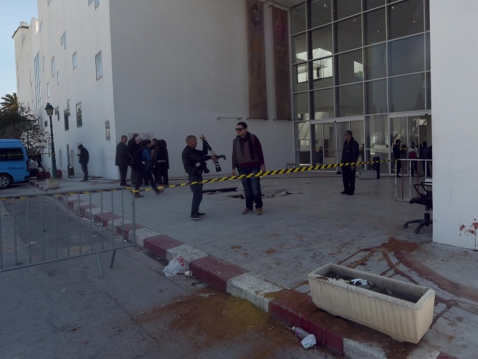 ‪(الفرنسية/غيتي)‬  آثار الدماء أمام مدخل متحف باردو حيث كان الهجوم الدامي الأربعاء الماضي