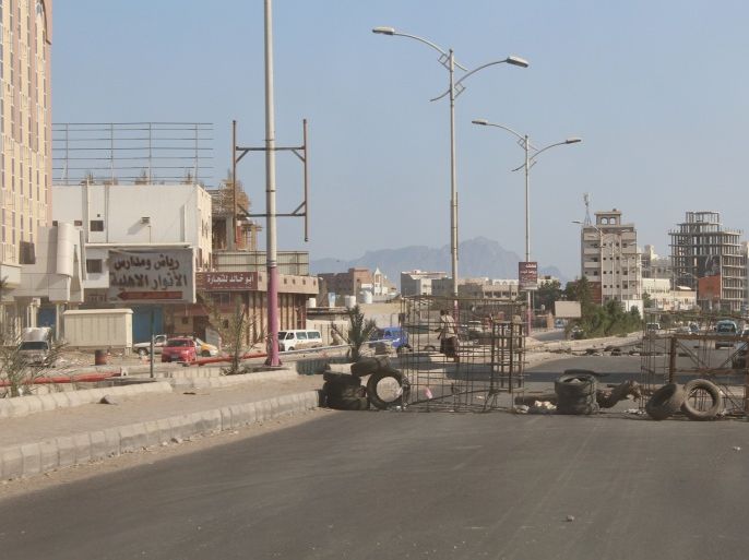 وضى وقطع للطرقات في عدن بالتزامن مع الاشتباكات