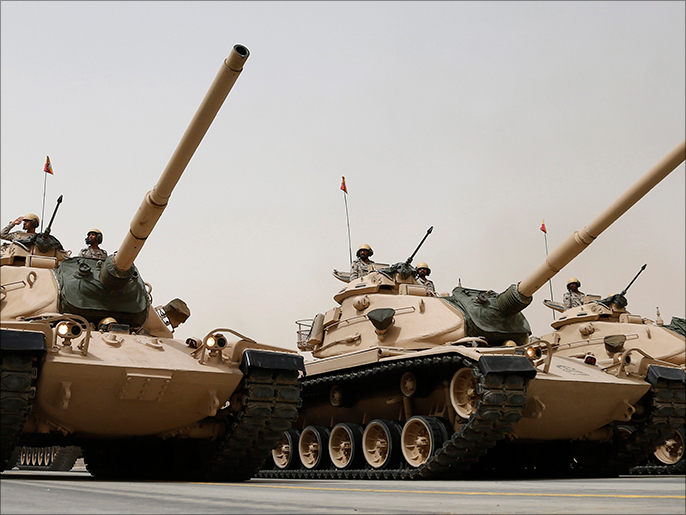 ‪دبابات سعودية تشارك في مناورة العام الماضي قرب الحدود مع الكويت‬ (رويترز)