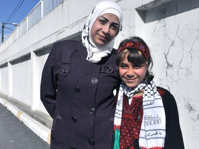 طفلة فلسطينية من مخيم اليرموك تلتقي أمها في اسطنبول بعد فراق دام 4 سنوات