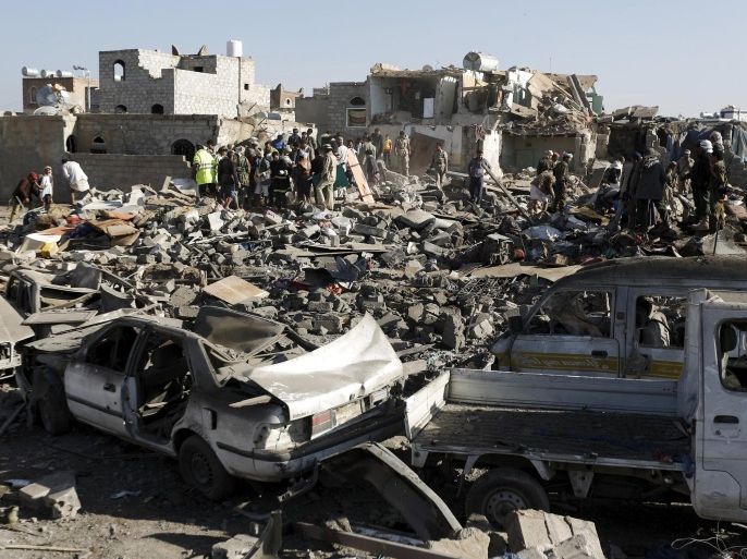 Civil defence workers and people search for survivors under the rubble of houses destroyed by an air strike near Sanaa Airport March 26, 2015. Saudi Arabia and Gulf region allies launched military operations including air strikes in Yemen on Thursday, officials said, to counter Iran-allied forces besieging the southern city of Aden where the U.S.-backed Yemeni president had taken refuge. REUTERS/Khaled Abdullah