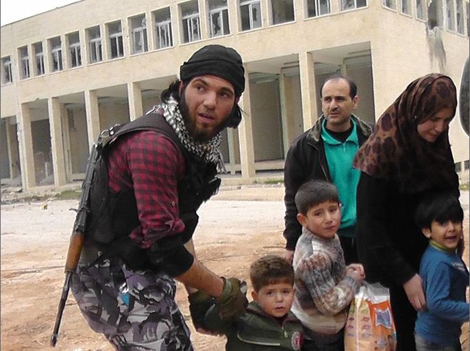 عناصر الجيش الحر تساعد المدنيين على النزوح من مدينة إدلب.jpg