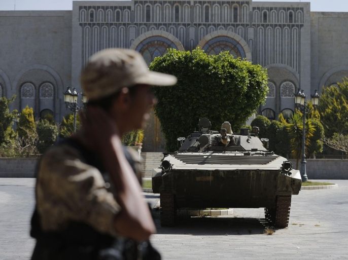 A Houthi militiaman looks on as he stands at the yard of the Republican Palace in Sanaa February 25, 2015. Armed men from Yemen's newly dominant Houthi group took over a special forces army base in the capital Sanaa early on Wednesday, soldiers there said. REUTERS/Khaled Abdullah (YEMEN - Tags: POLITICS CIVIL UNREST)