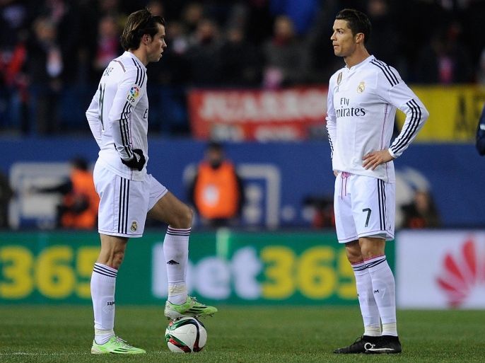 MADRID, SPAIN - JANUARY 07: Cristiano Ronaldo and Gareth Bale of Real Madrid get ready to kick off the ball after Club Atletico de Madrid scored their 2nd goal during the Copa del Rey Round of 16, First Leg match between Club Atletico de Madrid and Real Madrid at Vicente Calderon Stadium on January 7, 2015 in Madrid, Spain.