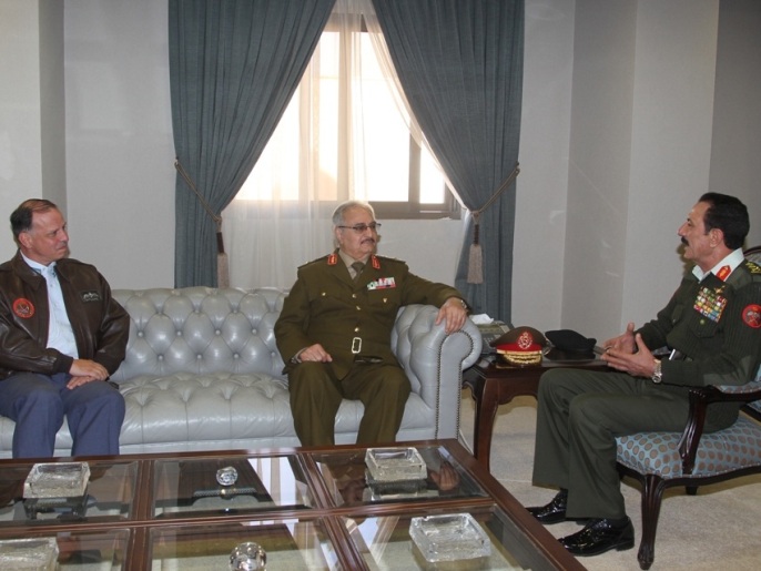 قائد القوات المسلحة الأردنية مشعل الزبن (يمين) مستقبلا حفتر (وسط) بحضور الأمير فيصل بن الحسين (الجزيرة)