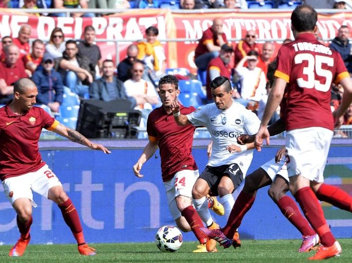 Atalanta's Maxi Moralez (C) in action during the Italian Serie A soccer match between AS Roma and Atalanta Bergamo at Olimpico stadium in Rome, Italy, 19 April 2015.