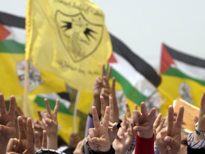 طلاب فلسطينيون في مسيرة مؤيدة لحركة فتح بالضفة الغربية رغم تراجع شعبية الأخيرة (رويترز)