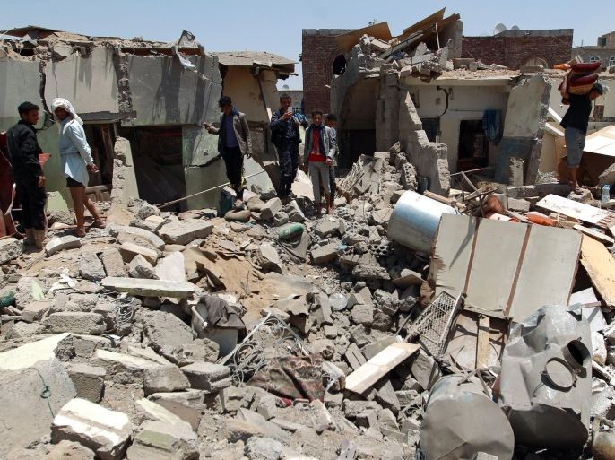 Yemenis gather near the rubble of houses near Sanaa Airport on March 31, 2015 which were destroyed by an air strike as Saudi-led coalition warplanes hit Shiite Huthi militia targets across Yemen overnight, targeting the group's northern stronghold of Saadeh, the capital, Sanaa, and the central town of Yarim, residents and media said. AFP PHOTO / MOHAMMED HUWAIS