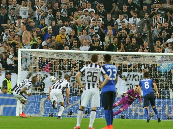 Juventus' Arturo Vidal (L) converts a penalty during the UEFA Champions League quarter final first leg soccer match between Juventus FC and AS Monaco at the Juventus Stadium in Turin, Italy, 14 April 2015.