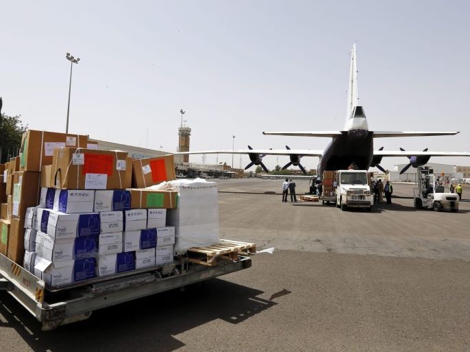 Emergency medical aid supplied by the ICRC and UNICEF is unloaded at the Sanaa International Airport in Sanaa, Yemen, 10 April 2015. Carrying 16 tonnes of emergency medical aid supplied by the ICRC and UNICEF, the plane is one of the first to deliver much needed supplies for Yemenis affected by the ongoing unrest in the impoverished country exacerbated by airstrikes carried out by a Saudi led coalition since 25 March against Houthi targets.